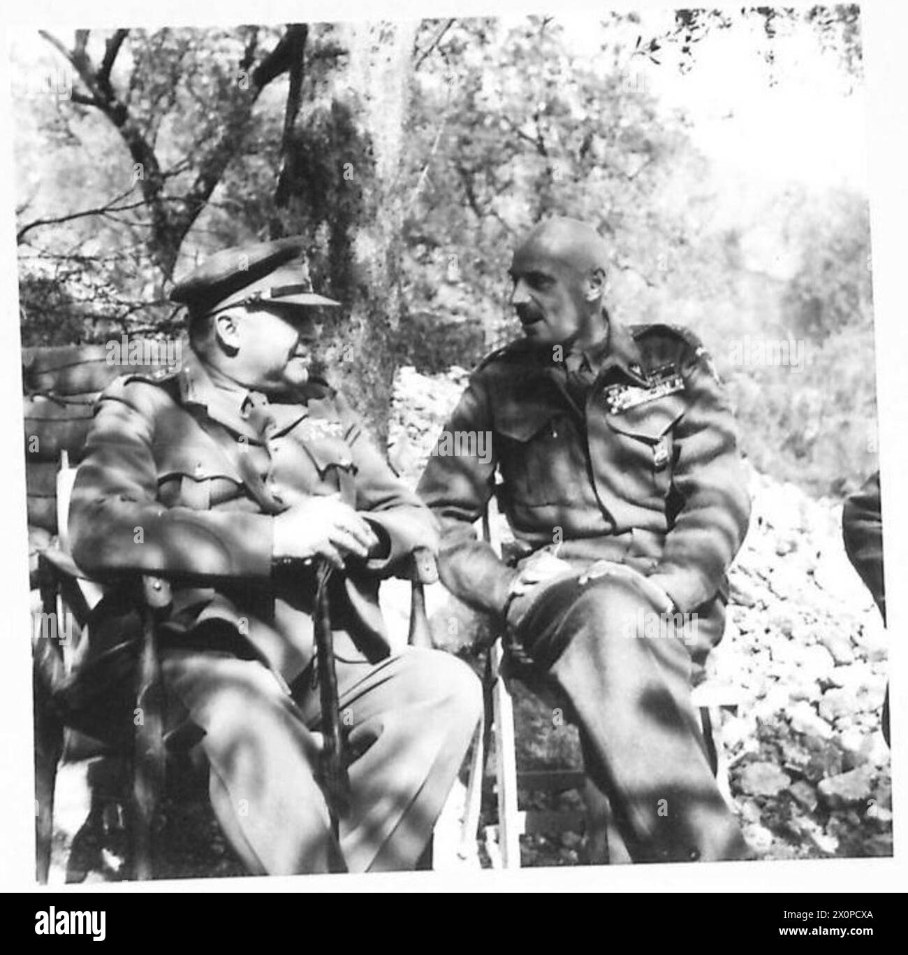 ALLIED ARMIES IN THE ITALIAN CAMPAIGN, 1943-1945 - General Henry Maitland Wilson (left) in conversation with General Władysław Anders, the CO of the 2nd Polish Corps (right), during his visit to Polish and Canadian Forces British Army, Polish Army, Polish Armed Forces in the West, Polish Corps, II, 8th Army, Anders, Władysław, Bohusz-Szyszko, Zygmunt Piotr, Wilson, Henry Maitland Stock Photo