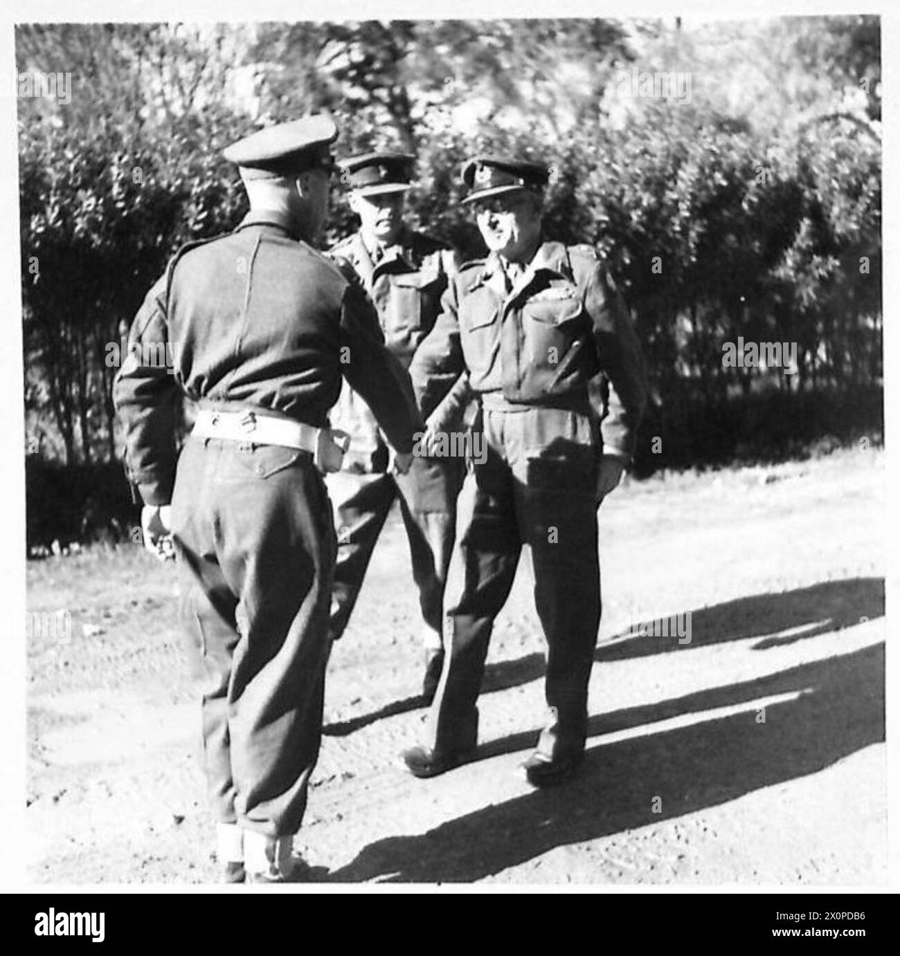 Major General Cowell inspects the Guard of Honour and meets Lieutenant ...