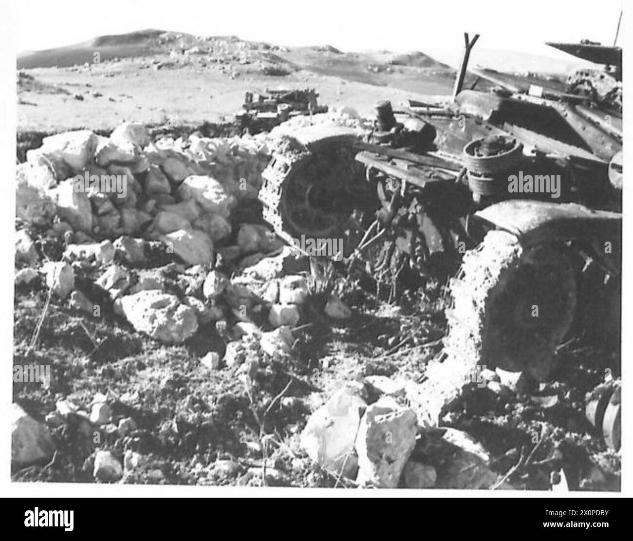 THE BRITISH ARMY IN THE TUNISIA CAMPAIGN, NOVEMBER 1942-MAY 1943 - An Italian Semovente 75/18 self-propelled gun destroyed by British two pounder anti-tank shells, 2 January 1943 British Army, British Army, 1st Army, Italian Army Stock Photo