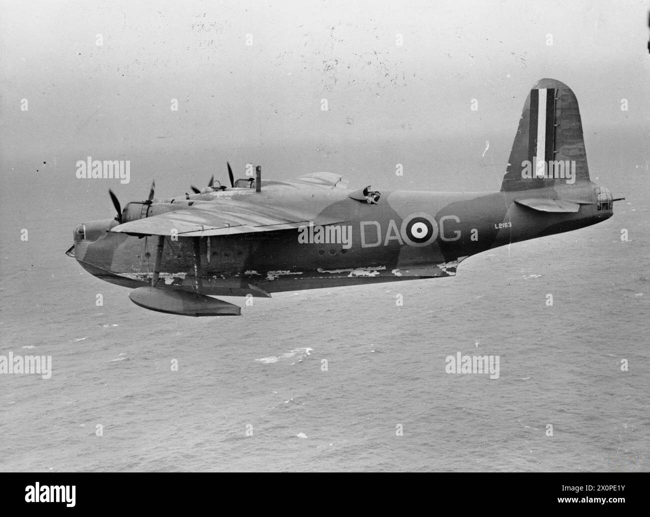 ROYAL AIR FORCE COASTAL COMMAND, 1939-1945. - Short Sunderland Mark I, L2163 DA-G, of No. 210 Squadron RAF based at Oban, in flight over the Atlantic while escorting Canadian Troop Convoy 6 (TC.6), inbound for Greenock Stock Photo