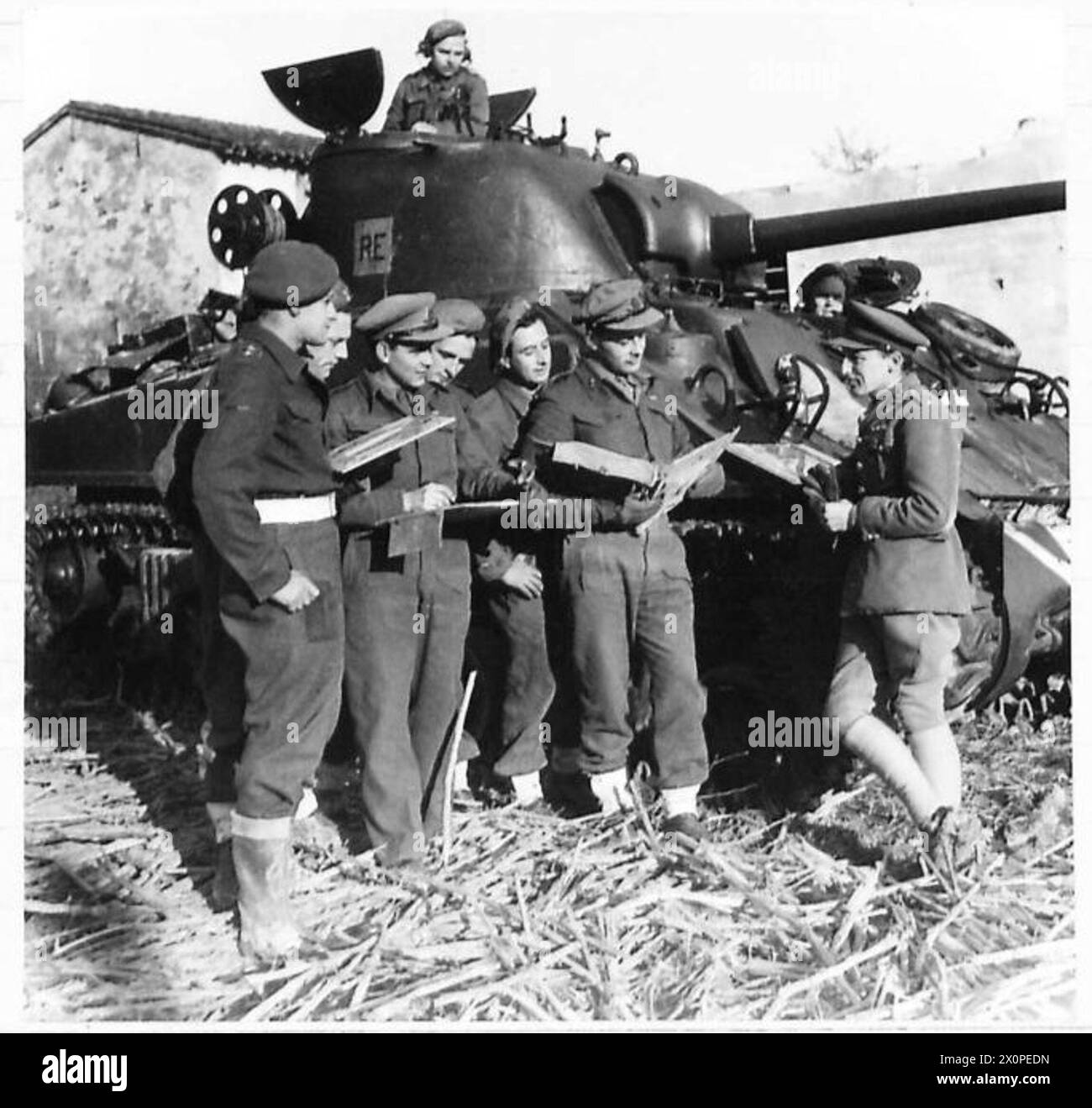 EIGHTH ARMY : SEXTONS IN ACTION - Officers and men of the 15 Field Regiment, R.A., discuss the