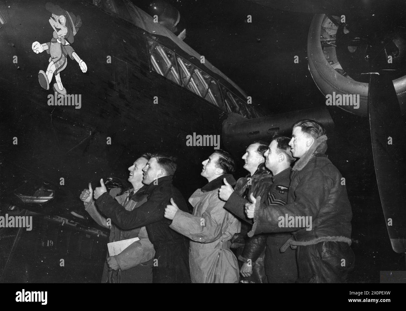 RAF BOMBER COMMAND 1940 - A Wellington crew admire the Pinocchio artwork on the side of their aircraft, 5 September 1940 Stock Photo