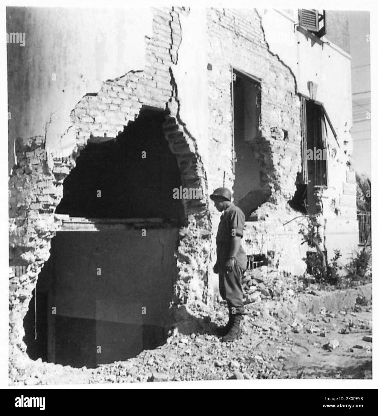 FIFTH ARMY : ANZIO BRIDGEHEAD DAMAGE TO ANZIO - Shell damage at Nettuno. Photographic negative , British Army Stock Photo