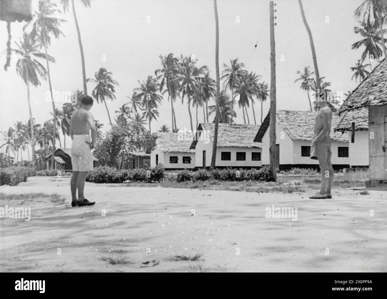 REST CAMP FOR MEN OF THE EASTERN FLEET. SEPTEMBER 1944, MOMBASA, KENYA. - The Petty Officers' sleeping bandas (huts) Stock Photo
