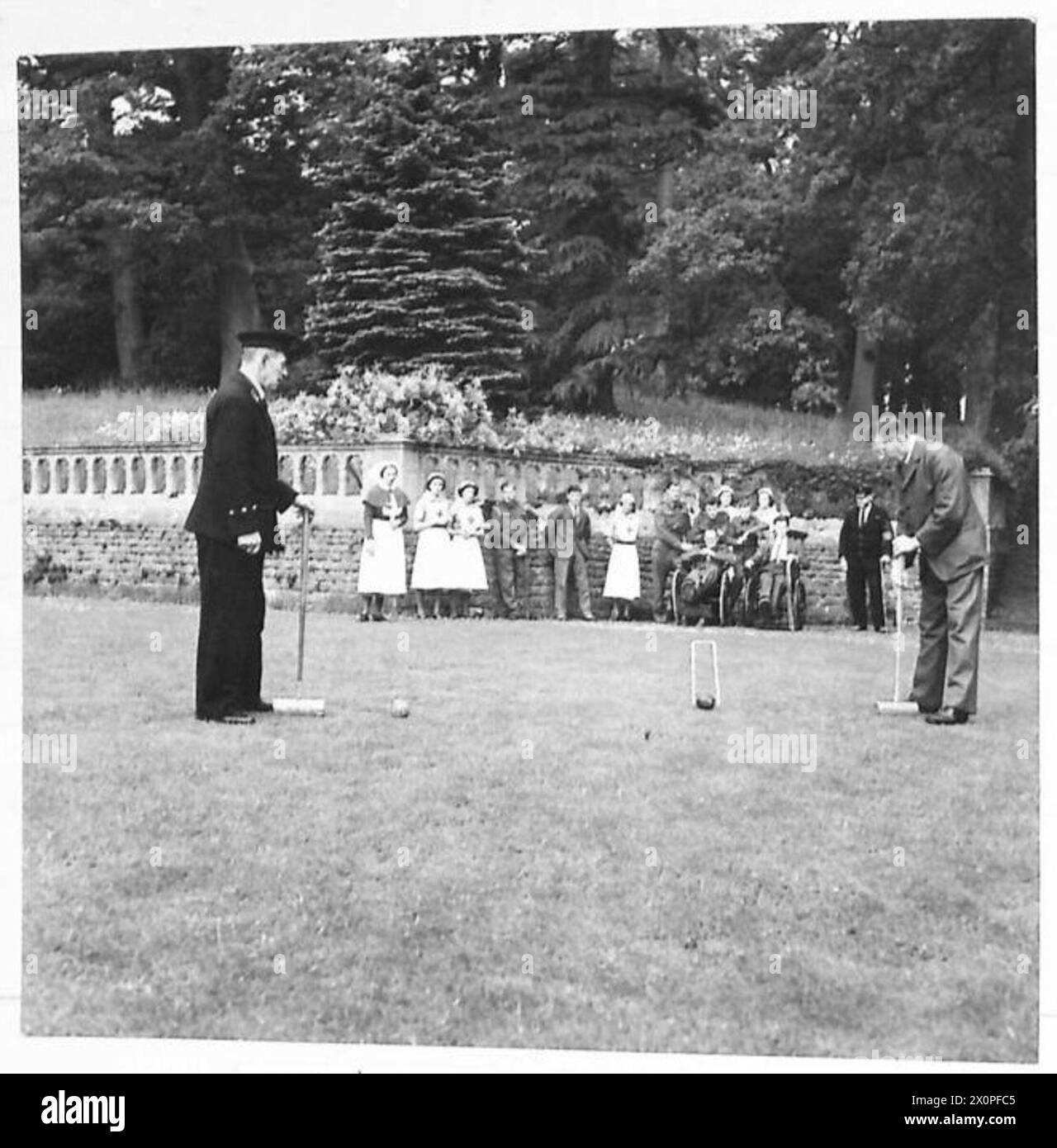BEAUTIFUL COUNTRY HOUSES AS CONVALESCENT HOMES - Watching a game of croquet in the grounds of Englefield House, Theale, Berks. Photographic negative , British Army Stock Photo