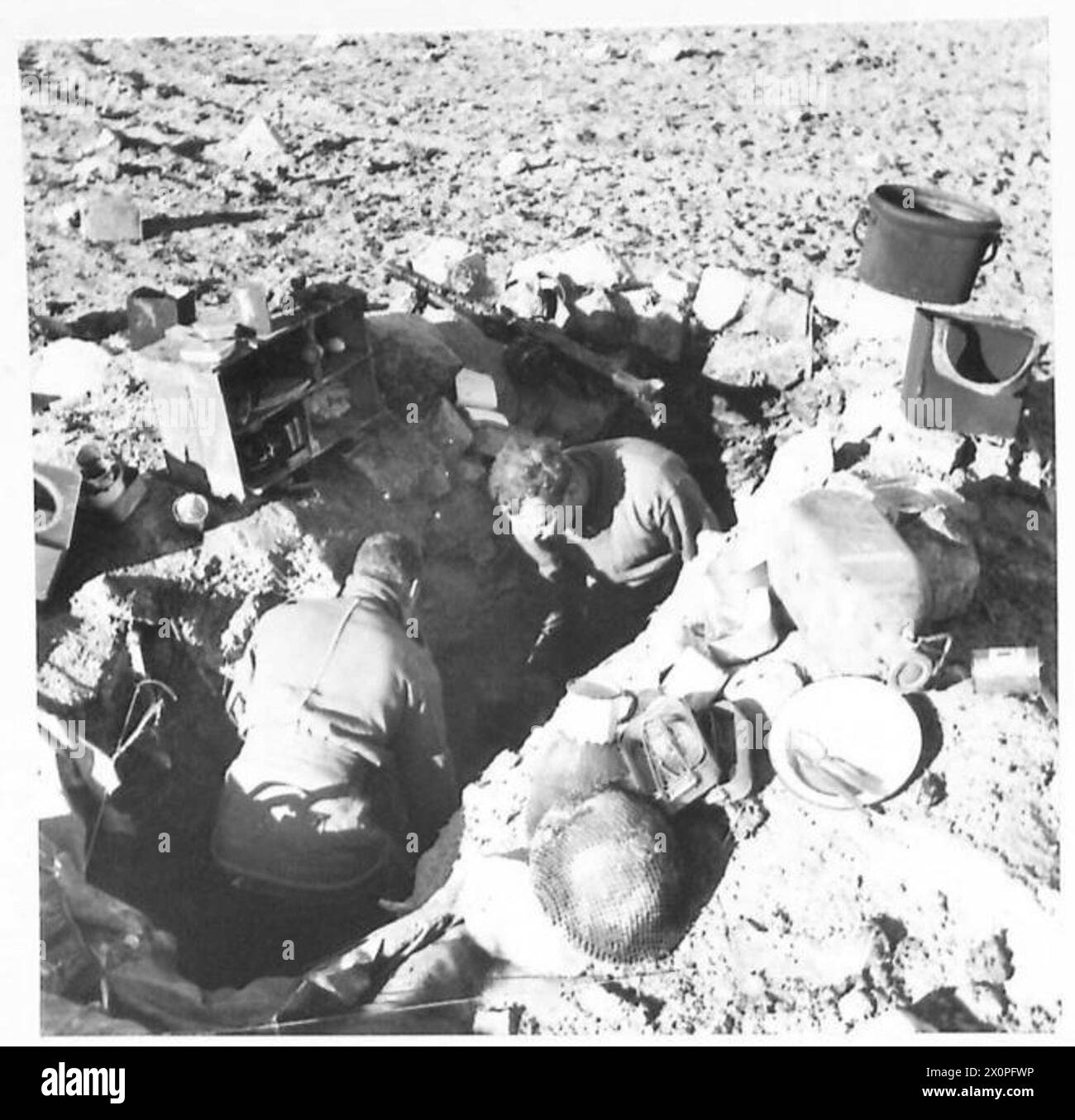 THE BRITISH ARMY IN THE TUNISIA CAMPAIGN, NOVEMBER 1942-MAY 1943 - Sergeant Walker and Fusilier Bridge of a two-pounder anti-tank section of the 2nd Battalion, Lancashire Fusiliers (11th Infantry Brigade, 78th Division) in a slit trench, probably near Sidi Nsir, 2 January 1943. Note a German MG 34 machine gun, captured by the troops during a patrol.Sergeant Walker was a resident of Salford and Fusilier Bridge of Baildon in civilian life British Army, British Army, 1st Army, British Army, 78th Infantry Division, British Army, Lancashire Fusiliers, British Army, Lancashire Fusiliers, Bn, 2 Stock Photo