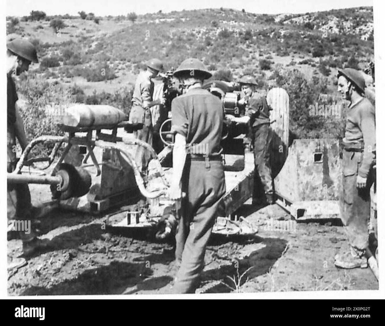 BRITISH HEAVY ARTILLERY IN ACTION ON THE MEDJEZ-EL-BAB FRONT TUNISIA ...