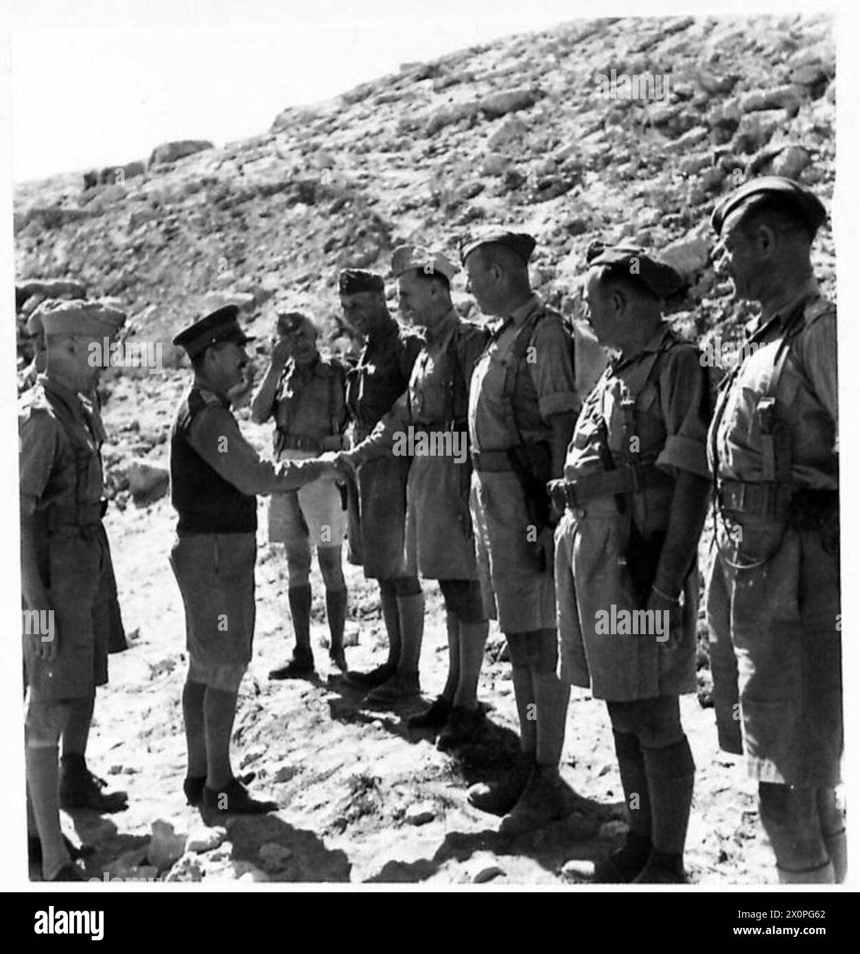 THE POLISH ARMY IN THE SIEGE OF TOBRUK, 1941 - The officers are, left to right: Major Stanisław Gliwicz, the CO of the Brigade's artillery (probably); Colonel Walenty Peszek, the Deputy Commander of the Brigade; Major Władysław Bobiński, the CO of the Carpathian Lancers Regiment (probably); Lieutenant Colonel Antoni Dołęga-Cieszkowski, the CO of the 2nd Infantry Regiment; unknown, unknown. General Leslie Morshead, the Commander of the Australian 9th Division, paying a visit to the Polish Independent Carpathian Rifles Brigade to wish them good luck, before his departure from Tobruk. Here he is Stock Photo