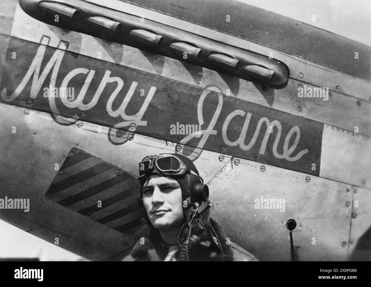 UNITED STATES EIGHTH AIR FORCE IN BRITAIN, 1942-1945 - Major James B Cheney of the 361st Fighter Group with his P-51 Mustang (E9-A, serial number 42-106944) nicknamed 'Mary Jane' United States Army Air Forces, United States Army Air Forces, 8th Air Force, United States Army Air Forces, 361st Fighter Group Stock Photo