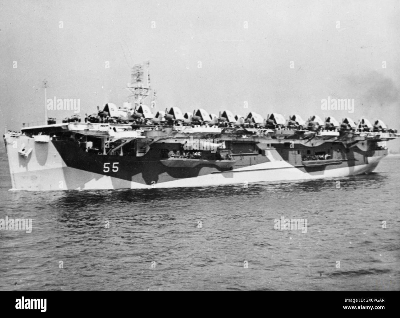 HMS SMITER, ESCORT CARRIER. 1944, ON BOARD HMS ARBITER, AT SEA IN THE ATLANTIC. - HMS SMITER, with Corsairs packing her deck Stock Photo