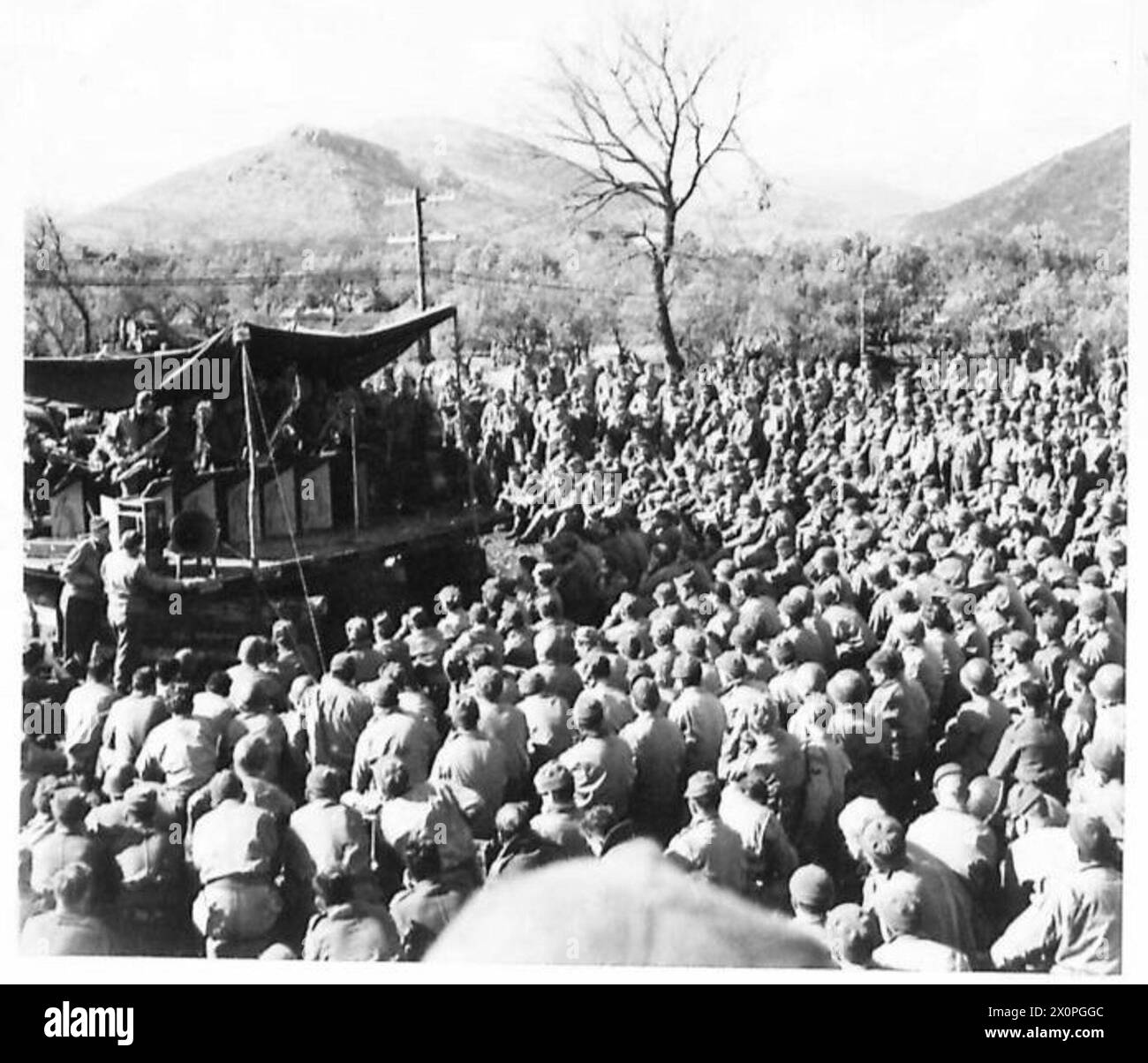 THE BRITISH ARMY IN NORTH AFRICA, SICILY, ITALY, THE BALKANS AND AUSTRIA 1942-1946 - The rain has stopped, the sun it out, the bivouacs are empty. Where are the men? Here they are seated on a sunlit hill, listening to a frontline concert party band in the Cassino area. Photographic negative , British Army Stock Photo