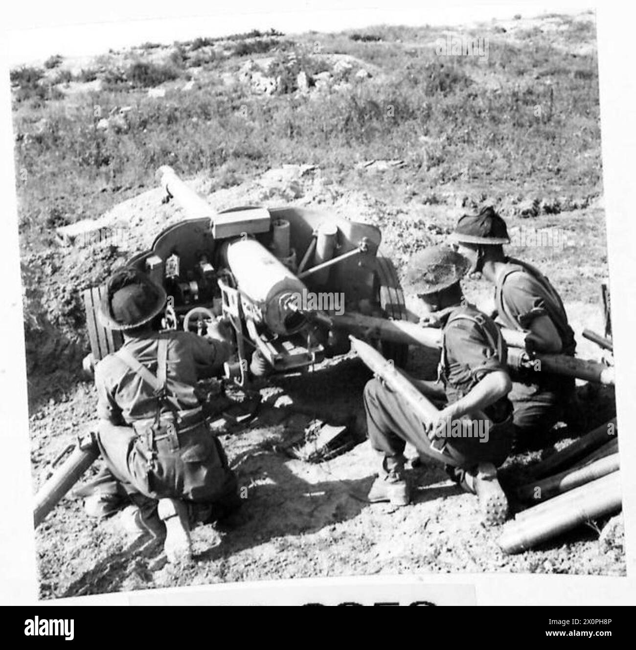 FIRST ARMY PUSHING TOWARDS TUNIS - The German Anti-Tank gun complete with ammo and British crew who knocked out the German Tiger tank. Photographic negative , British Army Stock Photo