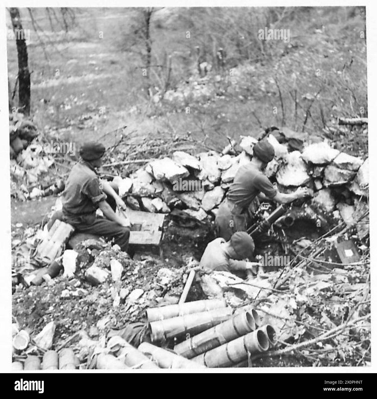 ITALY : GUARDIANS OF THE HILLS - 3-inch Mortar crew in action against ...