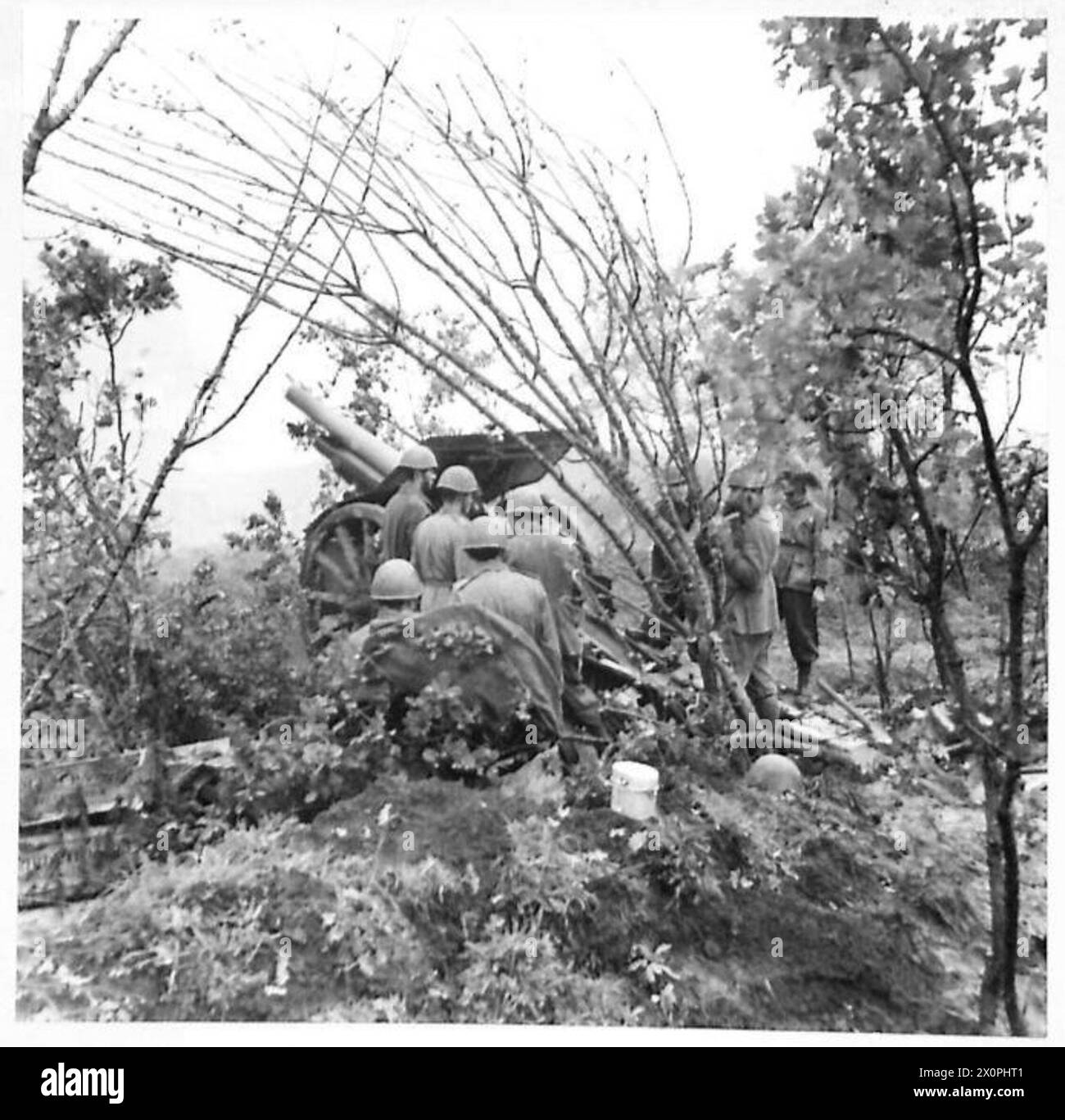 ITALY : FIFTH ARMYFRONT LINE ITALIAN GROUP - Italian 105 mm gun firing