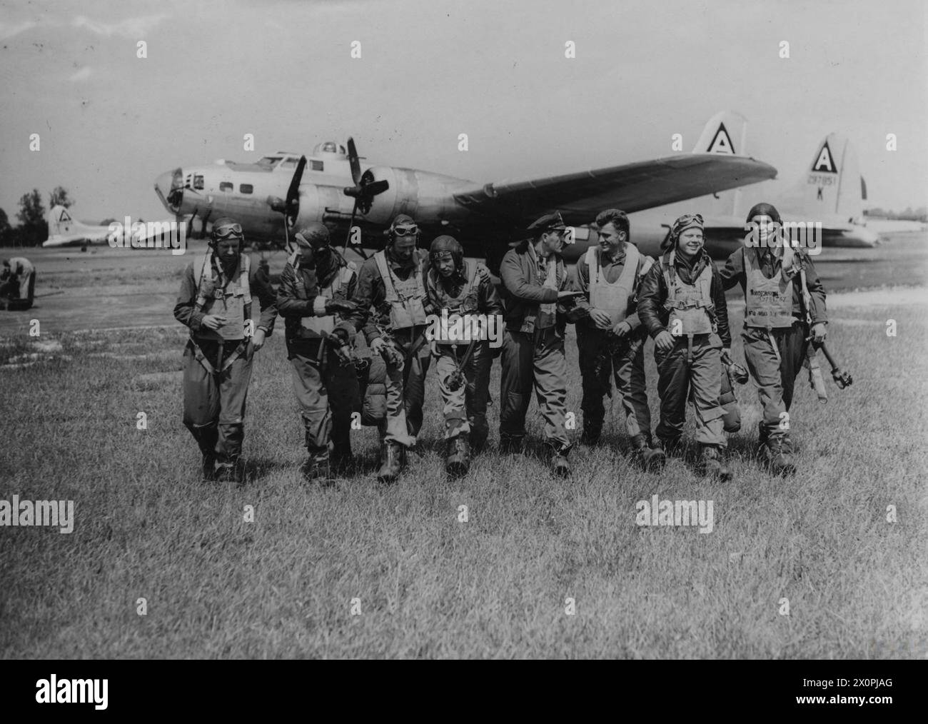 UNITED STATES EIGHTH AIR FORCE IN BRITAIN, 1942-1945 - A bomber crew of ...