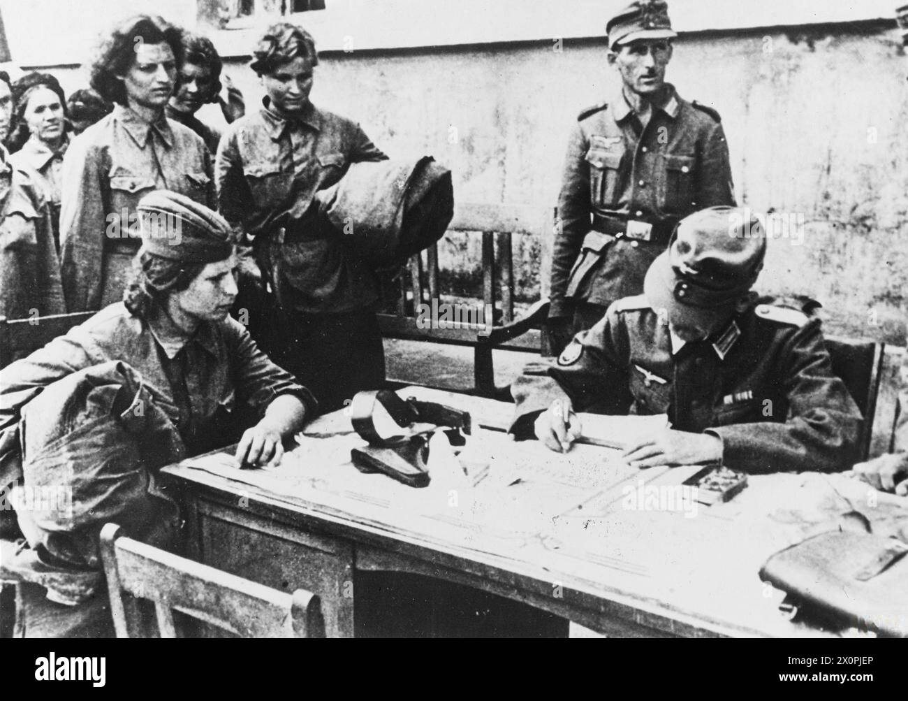 THE GERMAN ARMY ON THE EASTERN FRONT, 1941-1945 - Soviet female prisoners being questioned by German soldiers after being captured on the Eastern Front Red Army, German Army Stock Photo