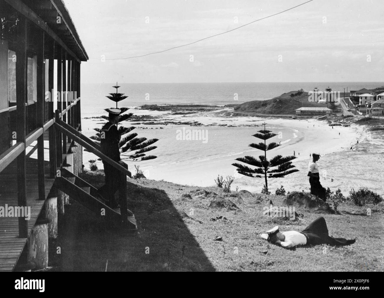 THE BRITISH NAVY ON HOLIDAY. AUGUST 1945, NAVAL REST CAMP, COOLANGATTA, QUEENSLAND, AUSTRALIA. NAVAL RATINGS ARE ABLE TO ENJOY A WELL-EARNED HOLIDAY AT COOLANGATTA, A FREE HOLIDAY CAMP WITH ALL THE AMENITIES OF A FIRST-CLASS CIVILIAN ORGANISATION. IT IS ALSO USED AS A CONVALESCENT CENTRE BY PATIENTS FROM THE ROYAL NAVAL HOSPITAL, BRISBANE. - Peace at Coolangatta, overlooking Greenmount Bay Stock Photo