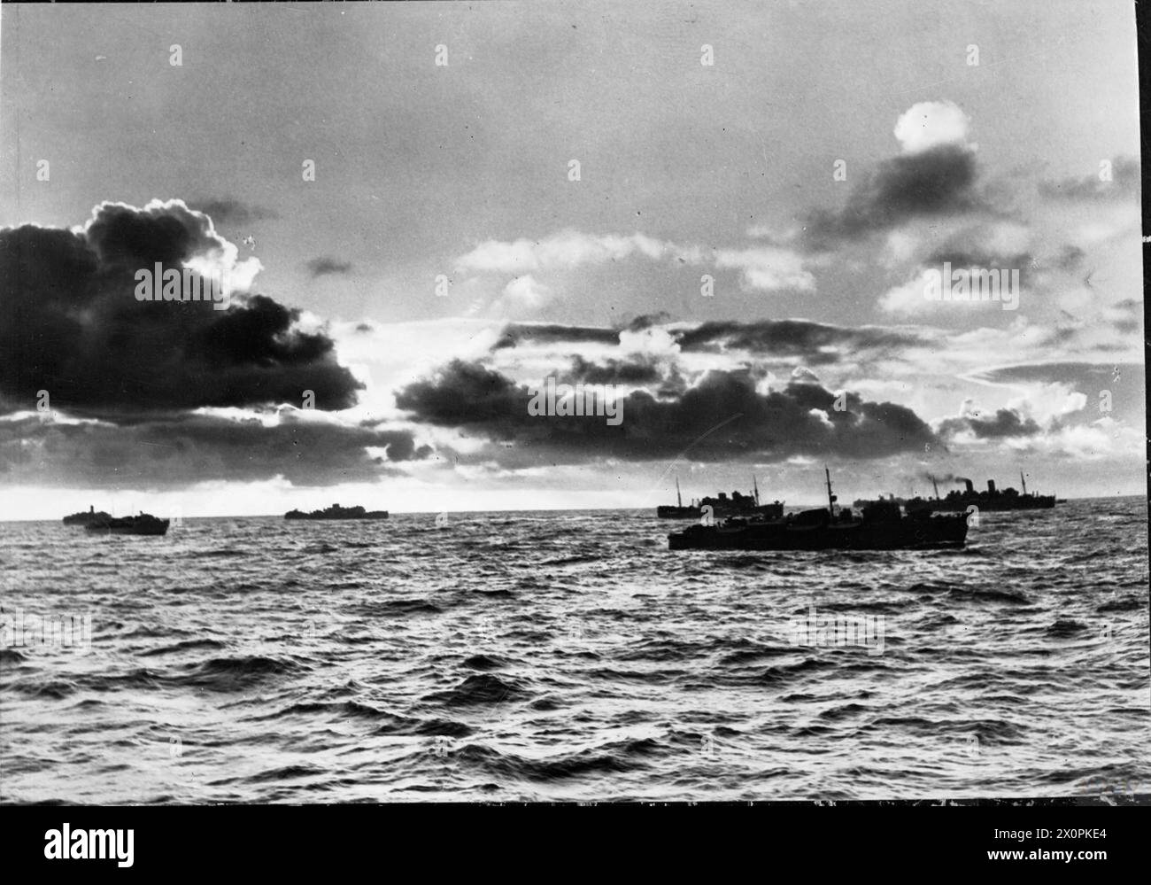 THE BATTLE OF THE ATLANTIC 1939-1945 - Convoys: A large troop convoy on its way to North Africa Royal Navy Stock Photo