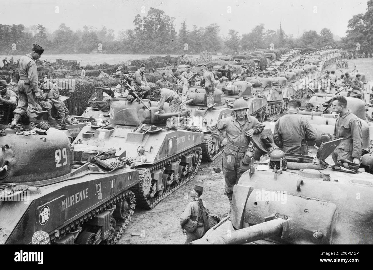 Guerre 39-45 photo soldats français 2e division blindé avec jeep 1944 Guerre 39-45 photo soldats français 2e division blindé avec jeep 1944