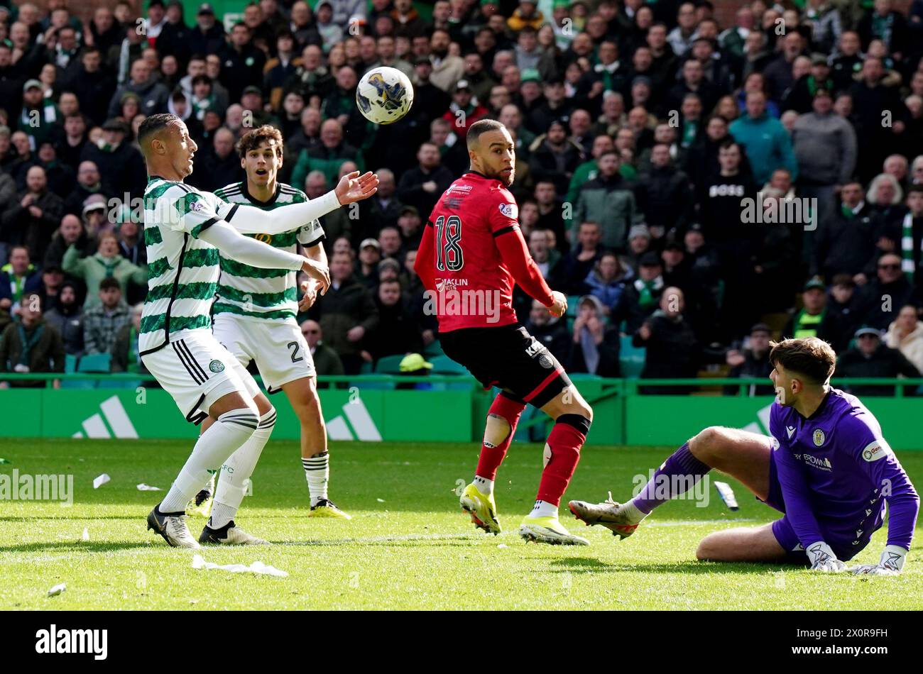 Celtic's Adam Idah (left) scores his sides third goal of the game during the cinch Premiership match at Celtic Park, Glasgow. Picture date: Saturday April 13, 2024. Stock Photo