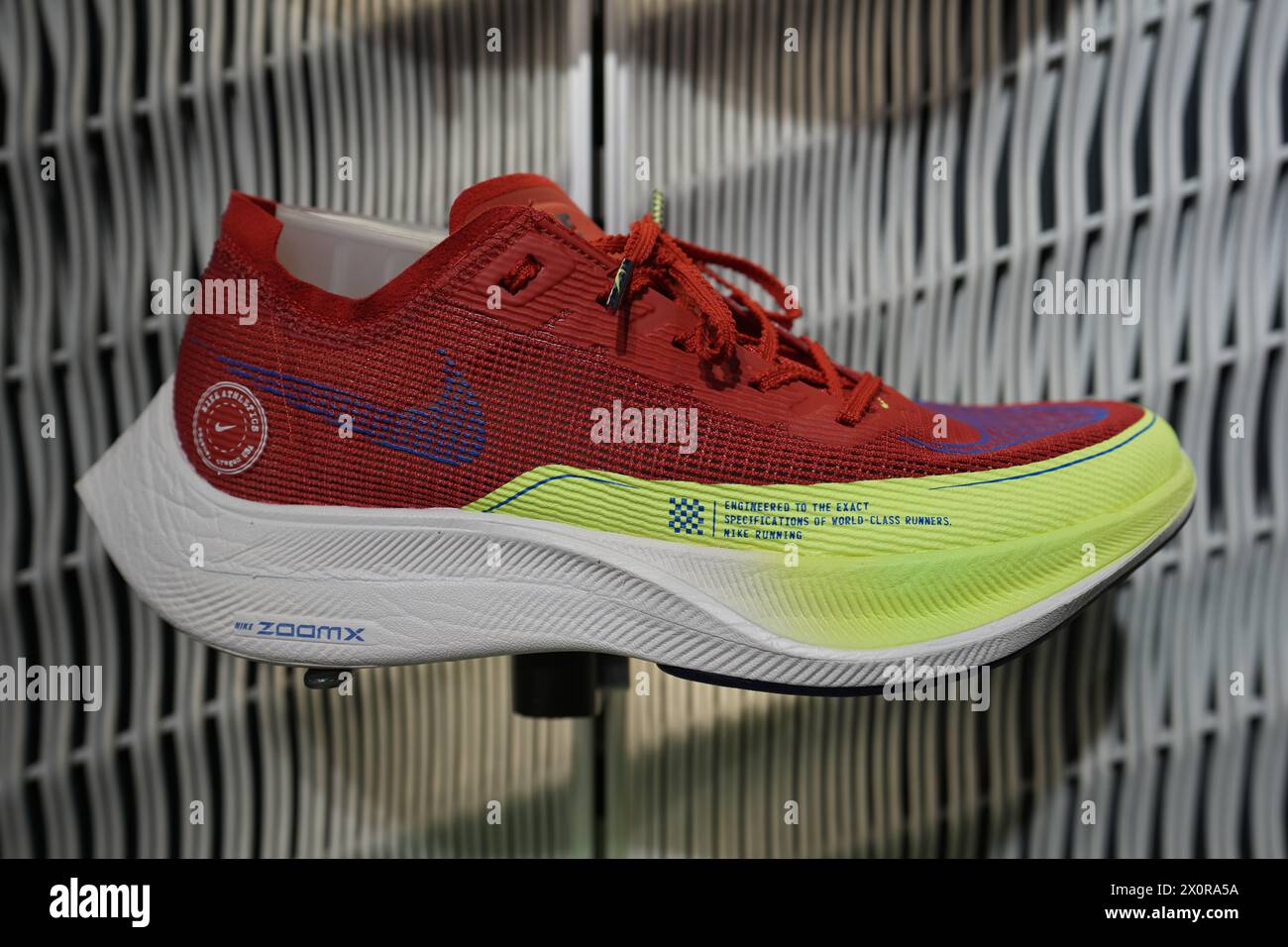 Zoomx vaporfly hi res stock photography and images Alamy