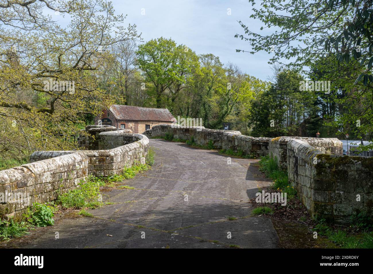 Stopham Bridge, West Sussex, England, UK, a pretty medieval stone bridge across the River Arun that is Grade I listed, with the White Hart pub Stock Photo