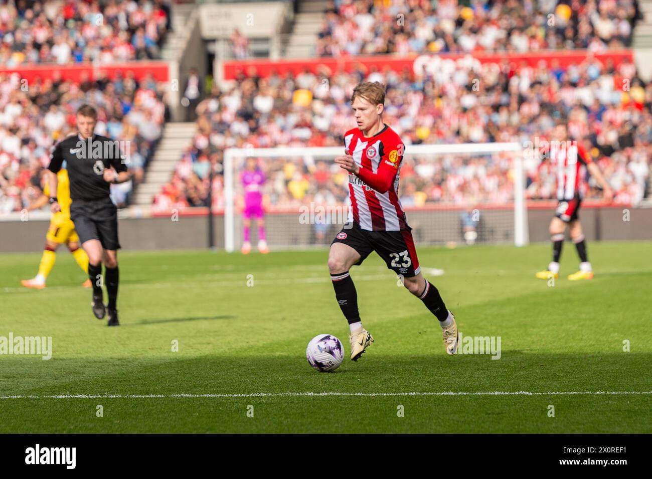 Keane Lewis-Potter of Brentford runs with the ball during the 
