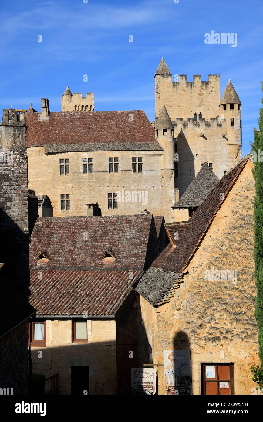 The Château fort de Beynac perched on its cliff dominates the valley of the Dordogne river. Middle Ages, History, architecture and tourism. Beynac-et- Stock Photo