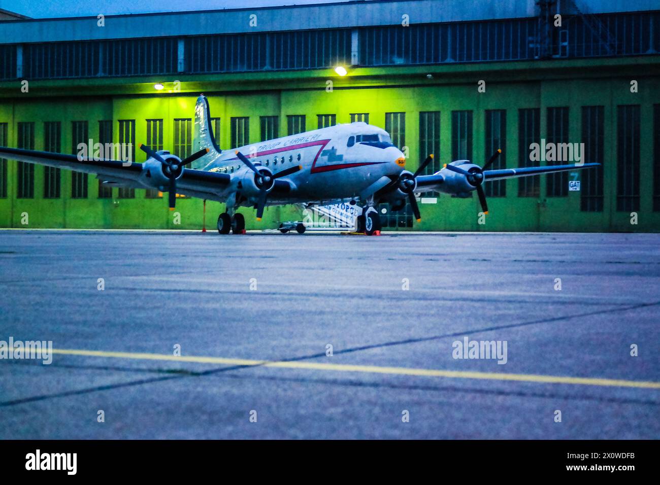 Berlin, Tempelhof, Flughafen, historische DC 6, Rosinenbomber Stock Photo