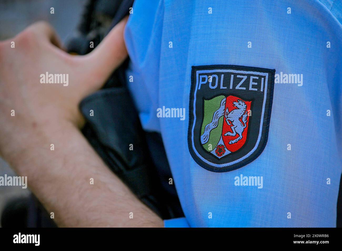 13.04.2024, Köln, Symbolbild Polizisten bei einem Polizeieinsatz. Wappen und Schriftzug der Polizei NRW in Nahaufnahme Nordrhein-Westfalen Deutschland *** 13 04 2024, Cologne, Symbolic image Police officers during a police operation Crest and lettering of the NRW police in close-up North Rhine-Westphalia Germany Stock Photo