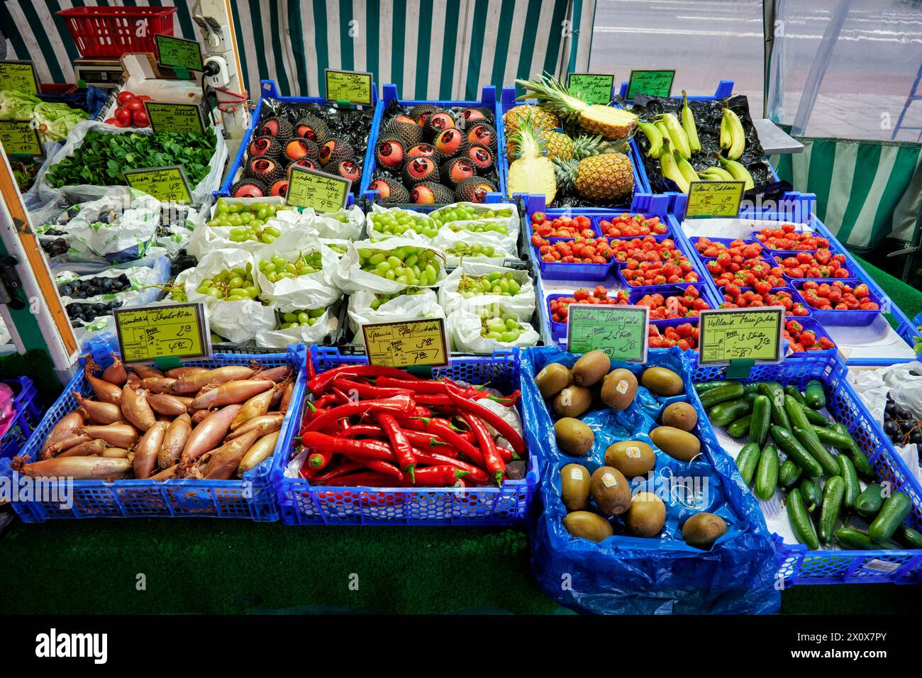 Reichhaltige Obst- und Gemüseauswahl an einem Marktstand. Stock Photo