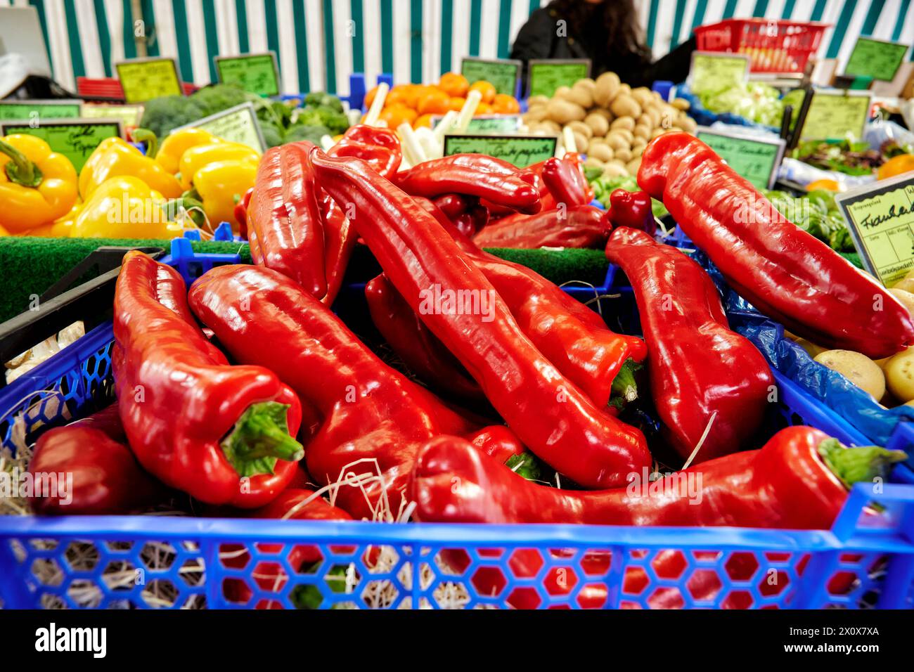 Reichhaltige Obst- und Gemüseauswahl an einem Marktstand. Stock Photo