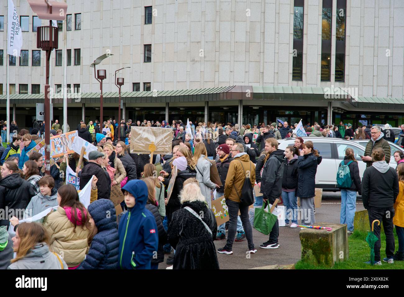 Vor dem Essener Aalto Theater trafen sich am Samstag den 16. März 2024 hunderte von Schülern und demonstrierten unter dem Moto 'Schule bleibt bunt - D Stock Photo