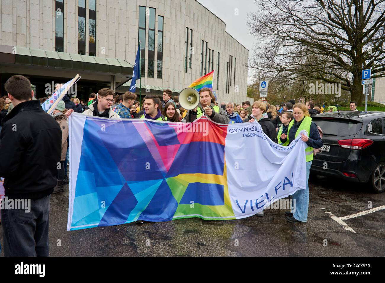 Vor dem Essener Aalto Theater trafen sich am Samstag den 16. März 2024 hunderte von Schülern und demonstrierten unter dem Moto 'Schule bleibt bunt - D Stock Photo