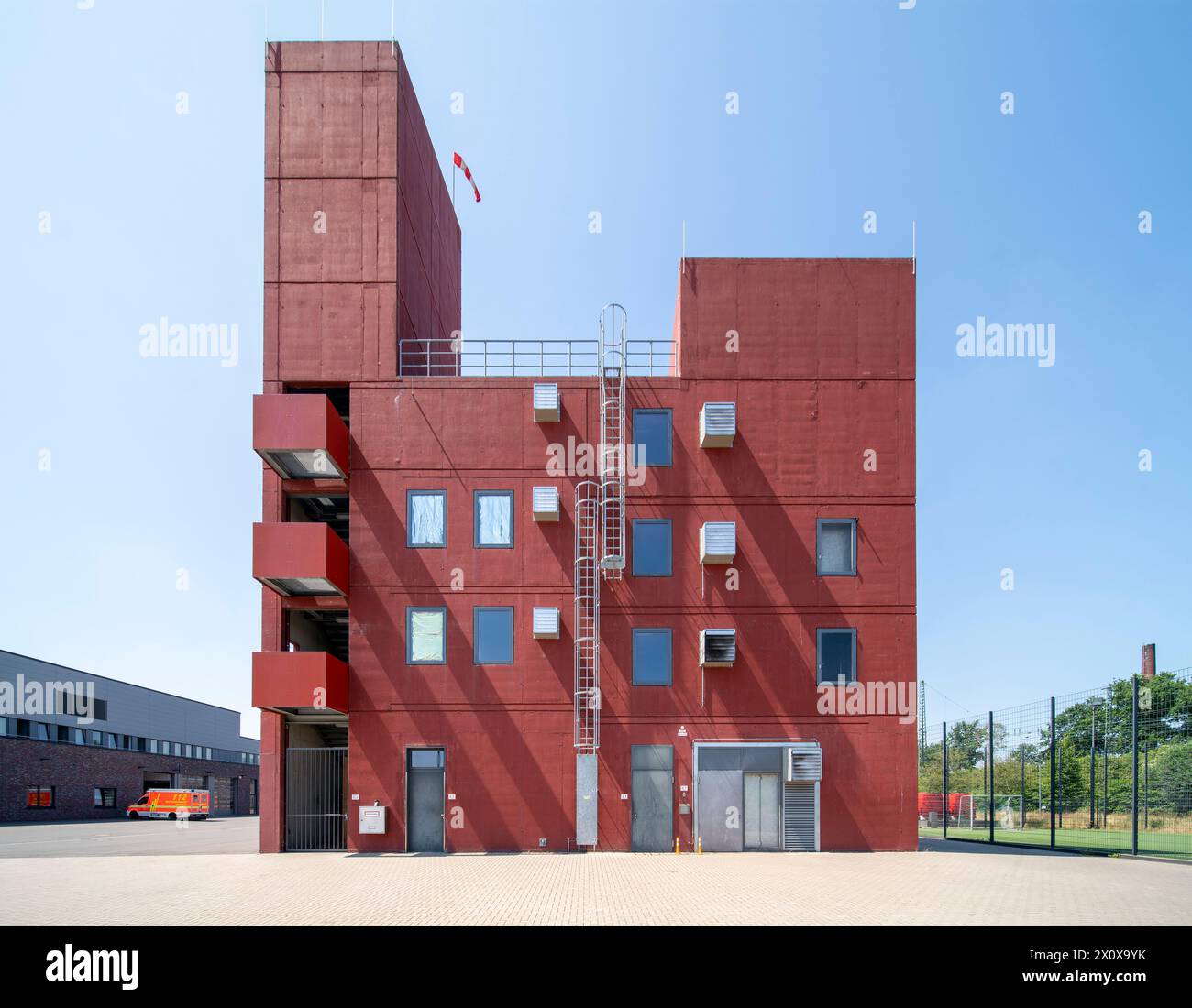 Krefeld, Neue Hauptfeuer und Rettungswache, 2018 von GATERMANN + SCHOSSiG Architekten (SUPERGELB Architekten) erbaut, rechts der Übungsturm Stock Photo