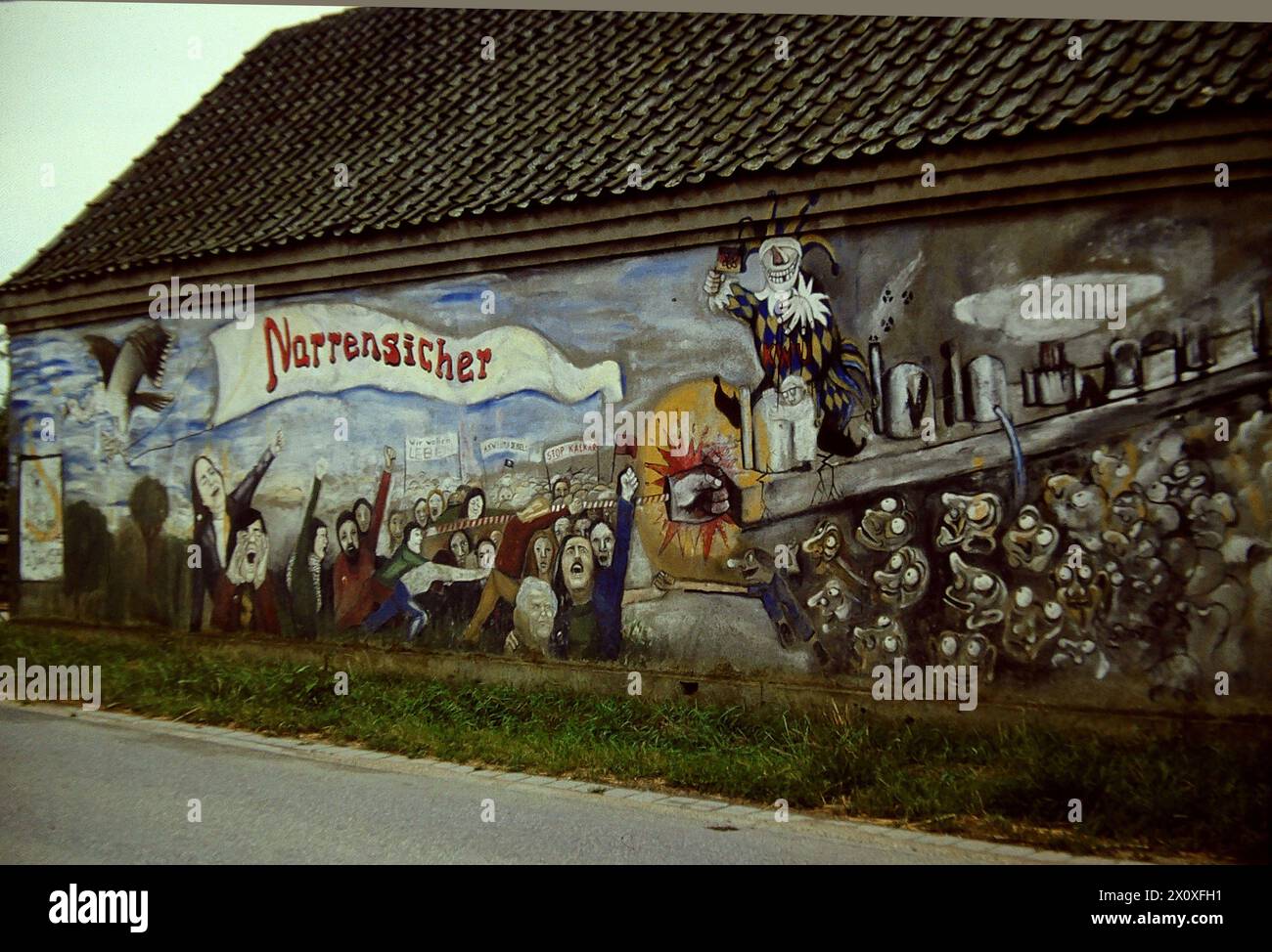 Blick auf Fassadengraffiti im Sommer 1980 waehrend der Proteste gegen den Schnellen Brueter in Kalkar Deutschland Atomprotest Kalkar Graffiti *** View of facade graffiti in the summer of 1980 during the protests against the fast breeder in Kalkar Germany nuclear protest Kalkar graffiti Stock Photo