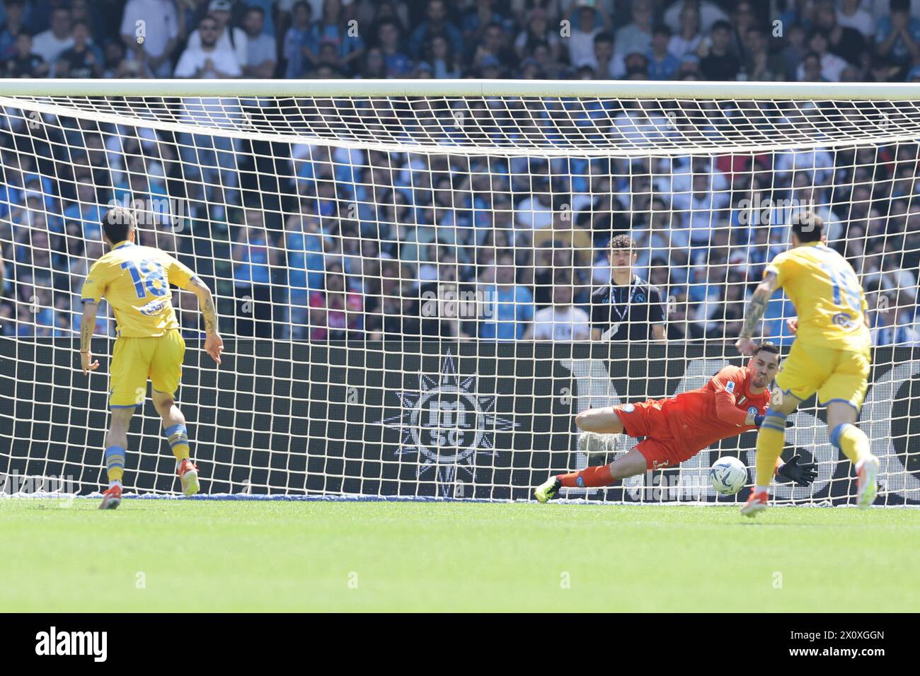 Frosinone's Argentinian forward Matias Soule misses the penalty kick parried by SSC Napoli's Italian goalkeeper Alex Meret  during the Serie A football match between SSC Napoli and Frosinone at the Diego Armando Maradona Stadium in Naples, southern Italy, on April 14, 2024. Stock Photo