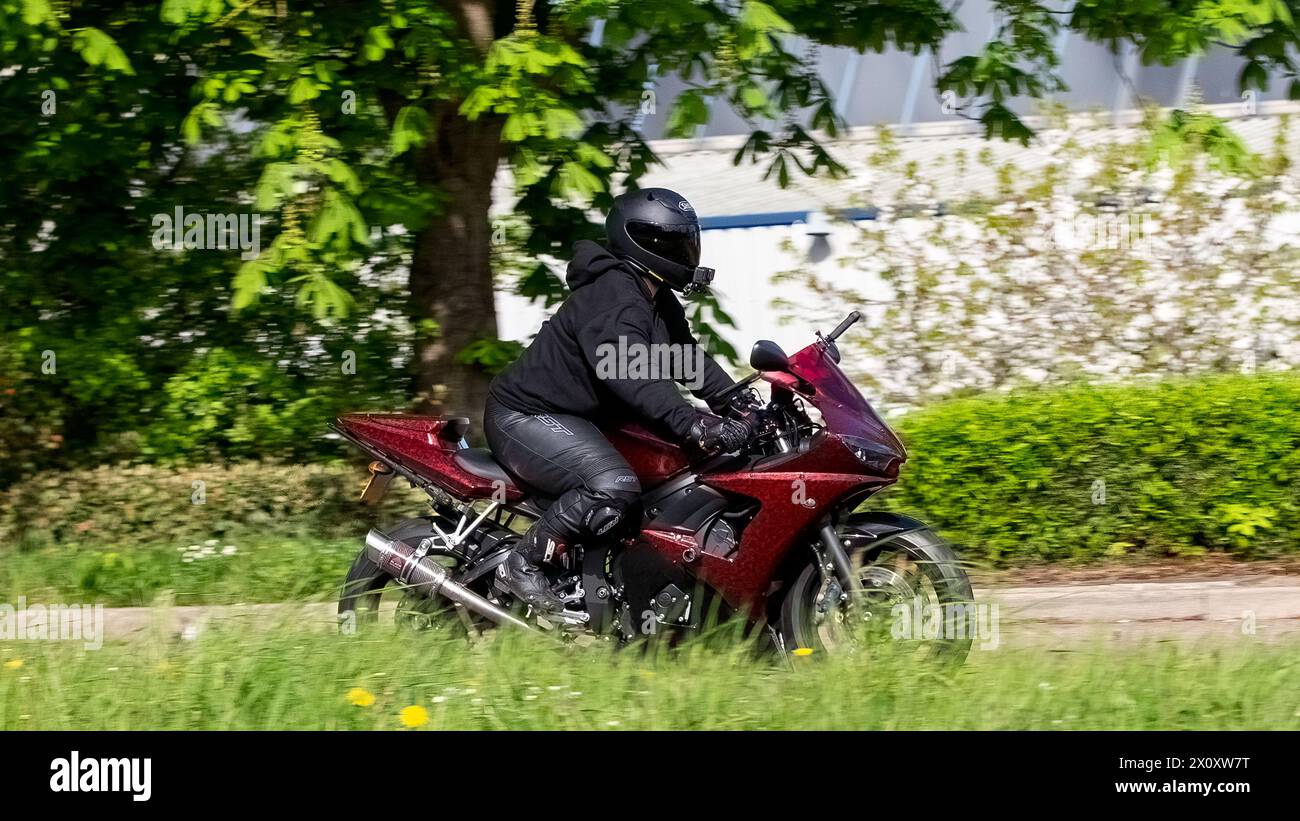 Milton Keynes,UK- Apr 14th 2024:  2004 red Yamaha YZF R6 04 motorcycle travelling on a British road Stock Photo