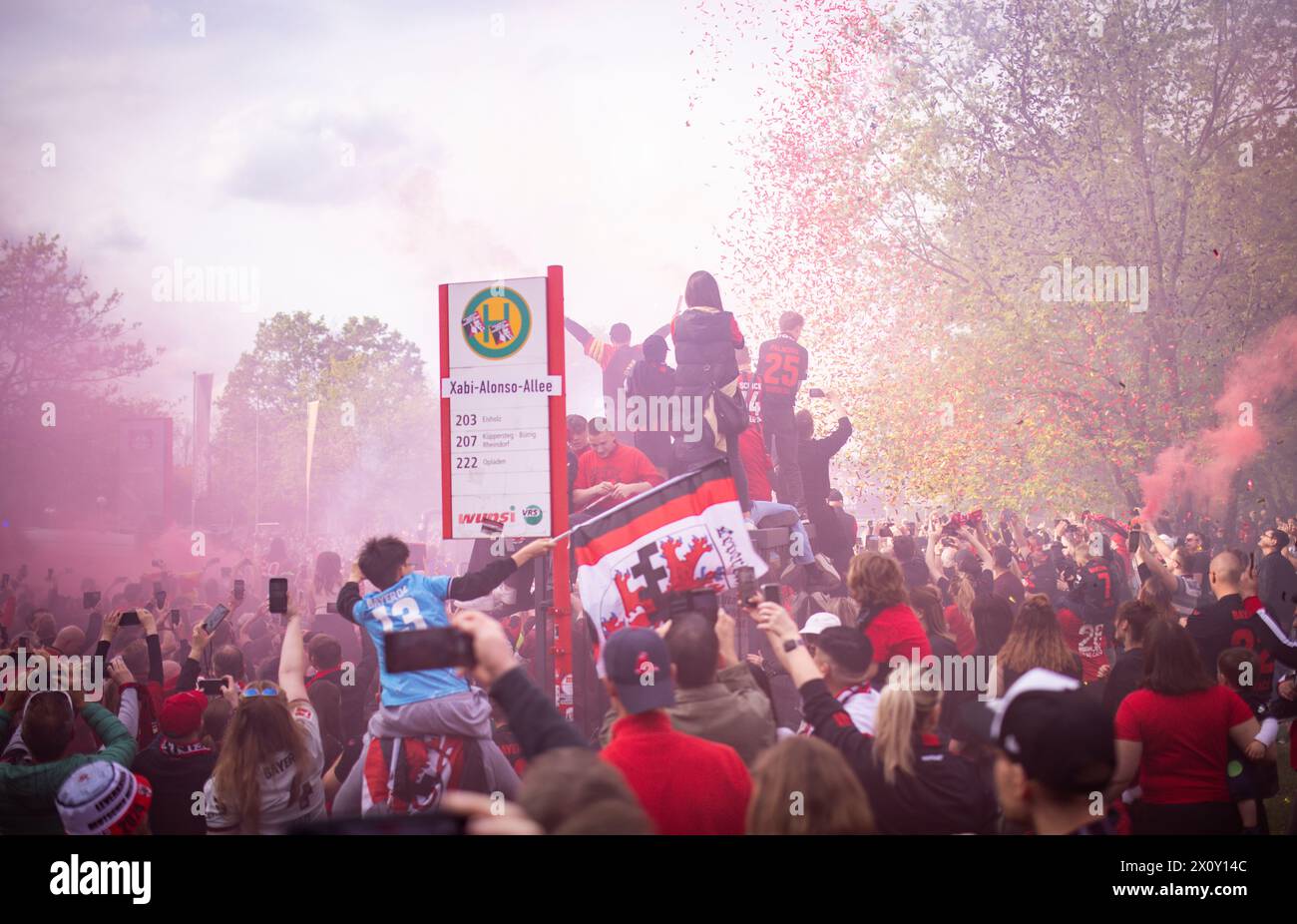  Leverkusen Germany. 14th Apr 2024. Fans empfangen den Mannschaftsbus an 