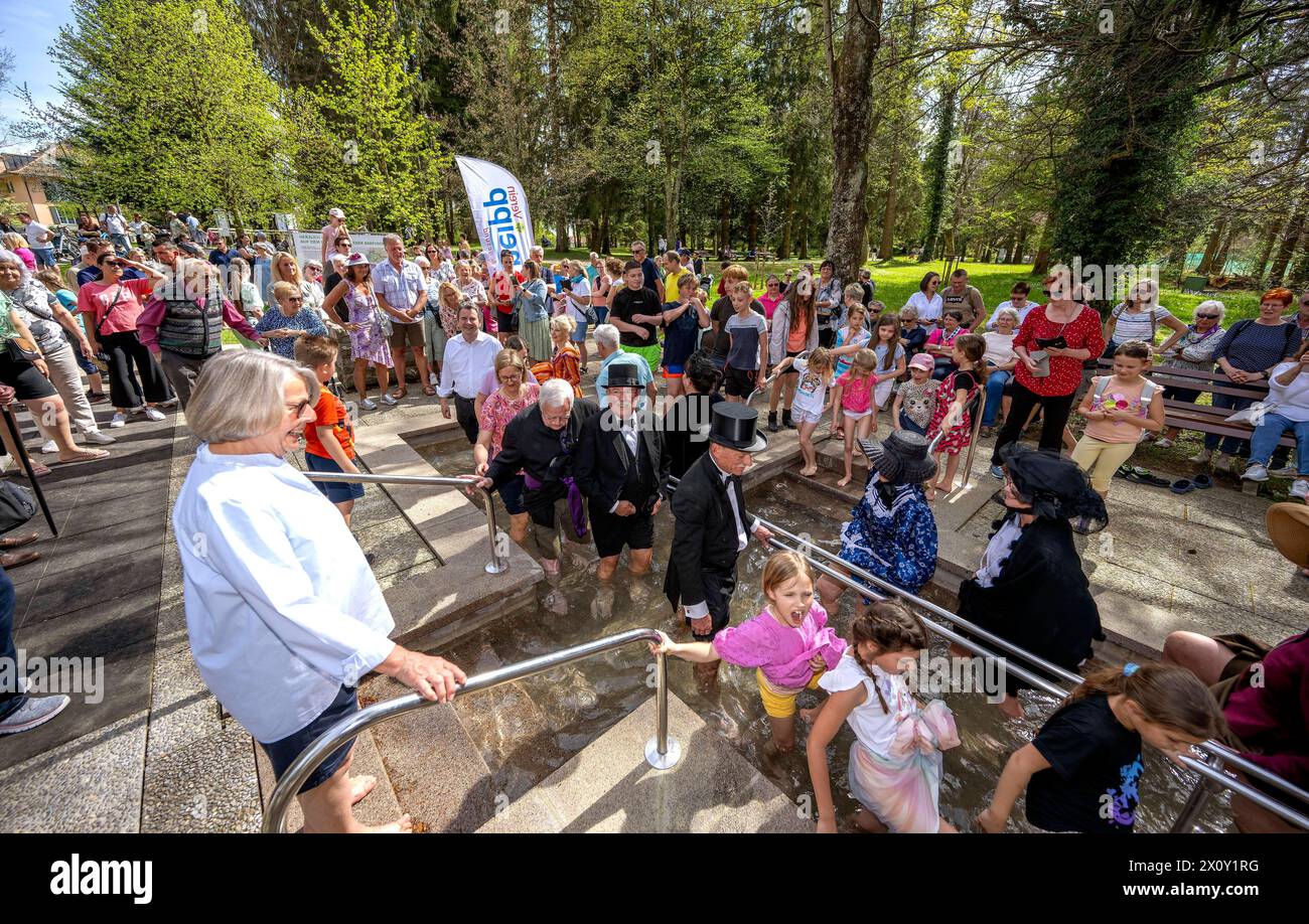 14.04.2024, Bad Wörishofen im Unterallgäu, der Wasserdoktor Pfarrer Sebastian Kneipp mitte, Gründer der Kneippschen Lehre, Dargestellt durch Peter Pohl vom Kneipp-Stammverein, beim gemeinsamen Anwassern am Wassertretbecken im Kurpark mit Bürgermeister Stefan Welzel li hinten. 14.04.2024, Bad Wörishofen 14.04.2024, Bad Wörishofen *** 14 04 2024, Bad Wörishofen in Unterallgäu, the water doctor Pastor Sebastian Kneipp in the middle, founder of Kneipps teachings, portrayed by Peter Pohl from the Kneipp association, at the water treading pool in the spa gardens with Mayor Stefan Welzel left back 14 Stock Photo