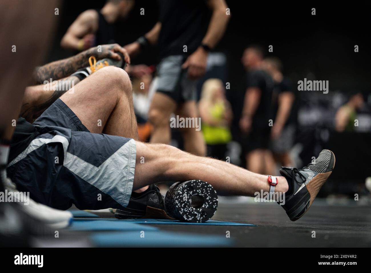 Symbolbild Fazienrolle, Regeneration nach dem Sport Symbolbild, Mann arbeitet mit Fazienrolle