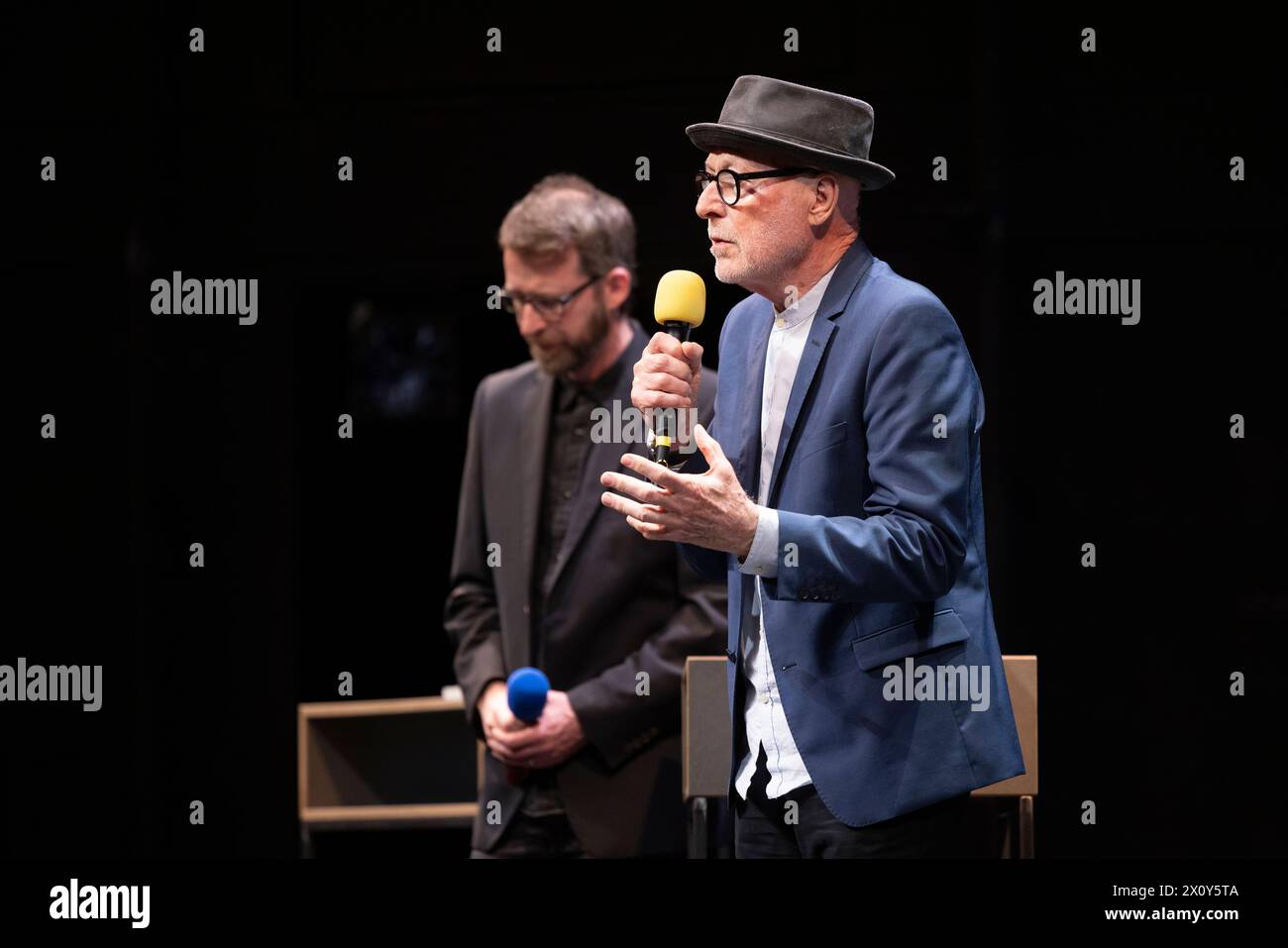 100 Jahre Glaube und Heimat 14042024 - Der Komponist Siegfried Fietz singt beim Festakt Von Guten Maechten wunderbar geborgen , ein Gedicht Dietrich Bonhoefers, das Fietz vertont hat. Im Hintergrund sein Sohn Oliver Fietz.  Anlaesslich des 100-jährigen Bestehens der Mitteldeutschen Kirchenzeitung GlaubeHeimat wurde das Jubilaeum in Weimar mit einem Festgottesdienst in der Herder Kirche, einem Festakt im Deutschen Nationaltheater DNT und einem Leserfest auf dem Goetheplatz gefeiert. Weimar Thueringen Deutschland *** 100 years of Glaube und Heimat 14042024 The composer Siegfried Fietz sings Von Stock Photo