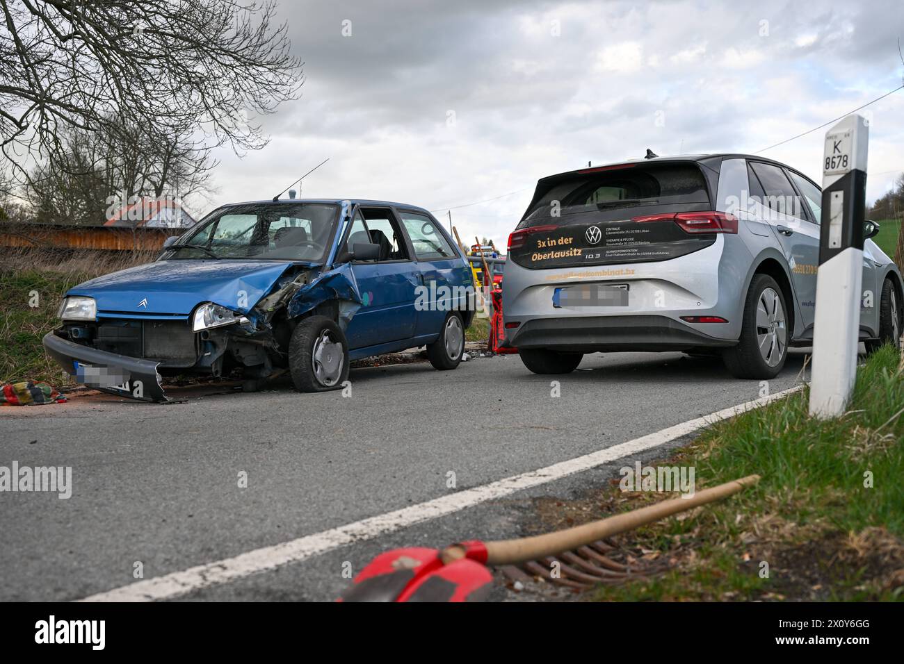 Großdehsa - VW und Citroen kollidieren auf Brücke 02.04.2024, gegen 18:00 Uhr Löbau, OT: Großdehsa, Lawalder Straße Fotograf: LausitzNews.de/ Philipp Grohmann Zu einem Verkehrsunfall kam es am Dienstagnachmittag in Großdehsa. Kurz nach 18:00 Uhr befuhr ein PKW Citroen die Lawalder Sttraße in Richtung Lawalde. Zur gleichen Zeit kam ihm ein PKW VW iD3 entgegen. Auf einer schmalen Brücke stießen beide Fahrzeuge letztlich jeweils mit der linken Front gegeneinander. Die Fahrerin des VW eines Pflegedienstes wurde bei dem Zusammenstoß verletzt und vom Rettungsdienst versorgt. Anschließend wurde sie i Stock Photo