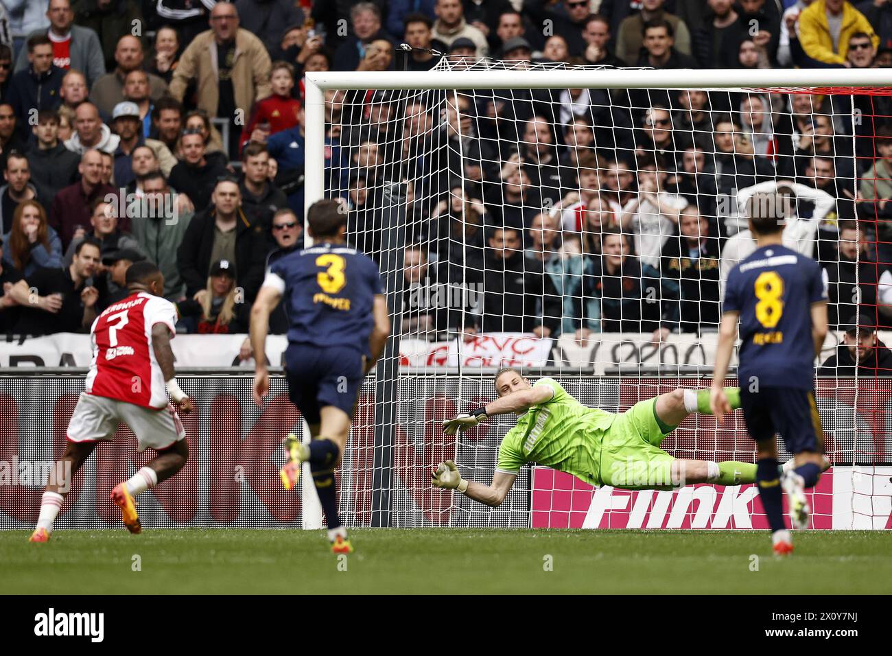 AMSTERDAM - (l-r) Steven Bergwijn of Ajax scores the 2-1, FC Twente goalkeeper Lars Unnerstall during the Dutch Eredivisie match between Ajax Amsterdam and FC Twente at the Johan Cruijff ArenA on April 14, 2024 in Amsterdam, Netherlands. ANP | Hollandse Hoogte | MAURICE VAN STEEN Stock Photo