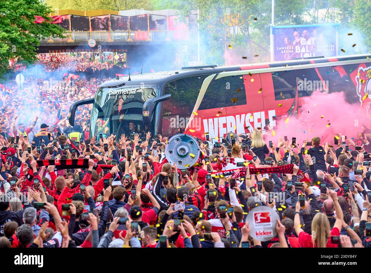 Team arrival  with Xabi Alonso in the teambus with celebrating fans before the match  BAYER 04 LEVERKUSEN - SV WERDER BREMEN    on April 14, 2024 in Leverkusen, Germany. Season 2023/2024, 1.Bundesliga,, matchday 29, 29.Spieltag  Photographer: ddp images / star-images      - DFL REGULATIONS PROHIBIT ANY USE OF PHOTOGRAPHS as IMAGE SEQUENCES and/or QUASI-VIDEO - Stock Photo