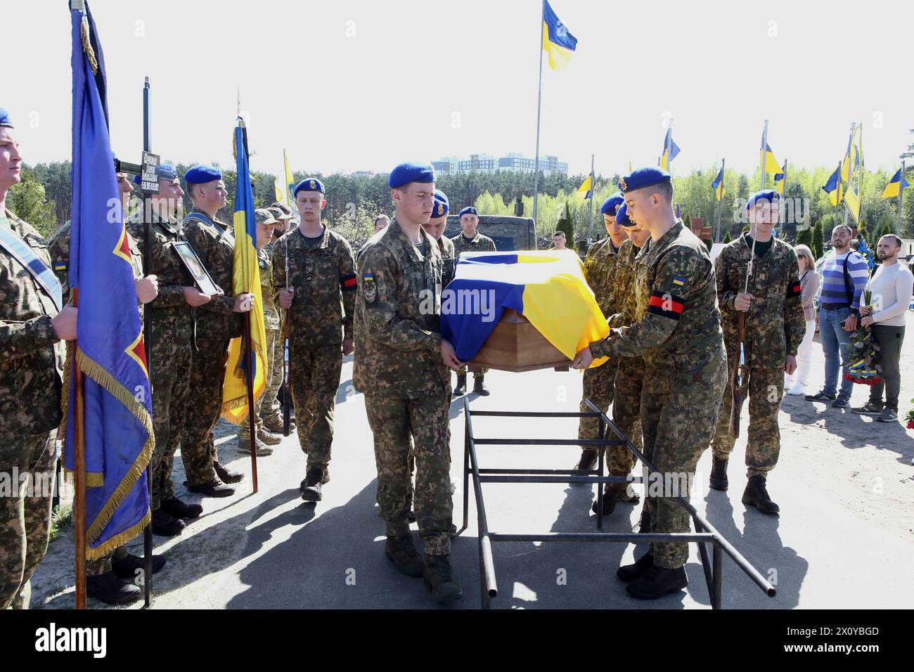 Non Exclusive: IRPIN, UKRAINE - APRIL 12, 2024 - Servicemen carry the ...