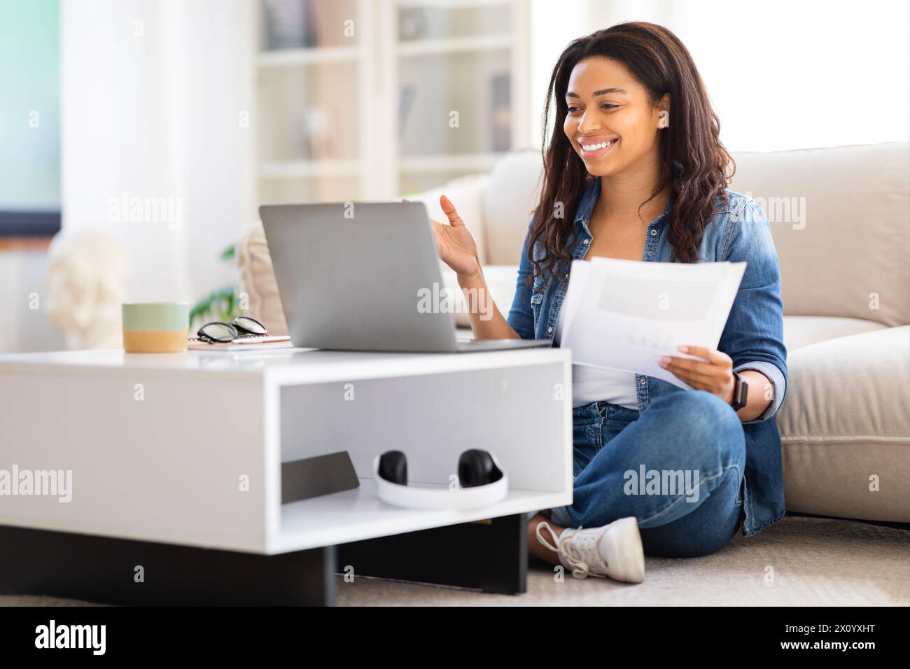 African american woman papers hi-res stock photography and images - Alamy