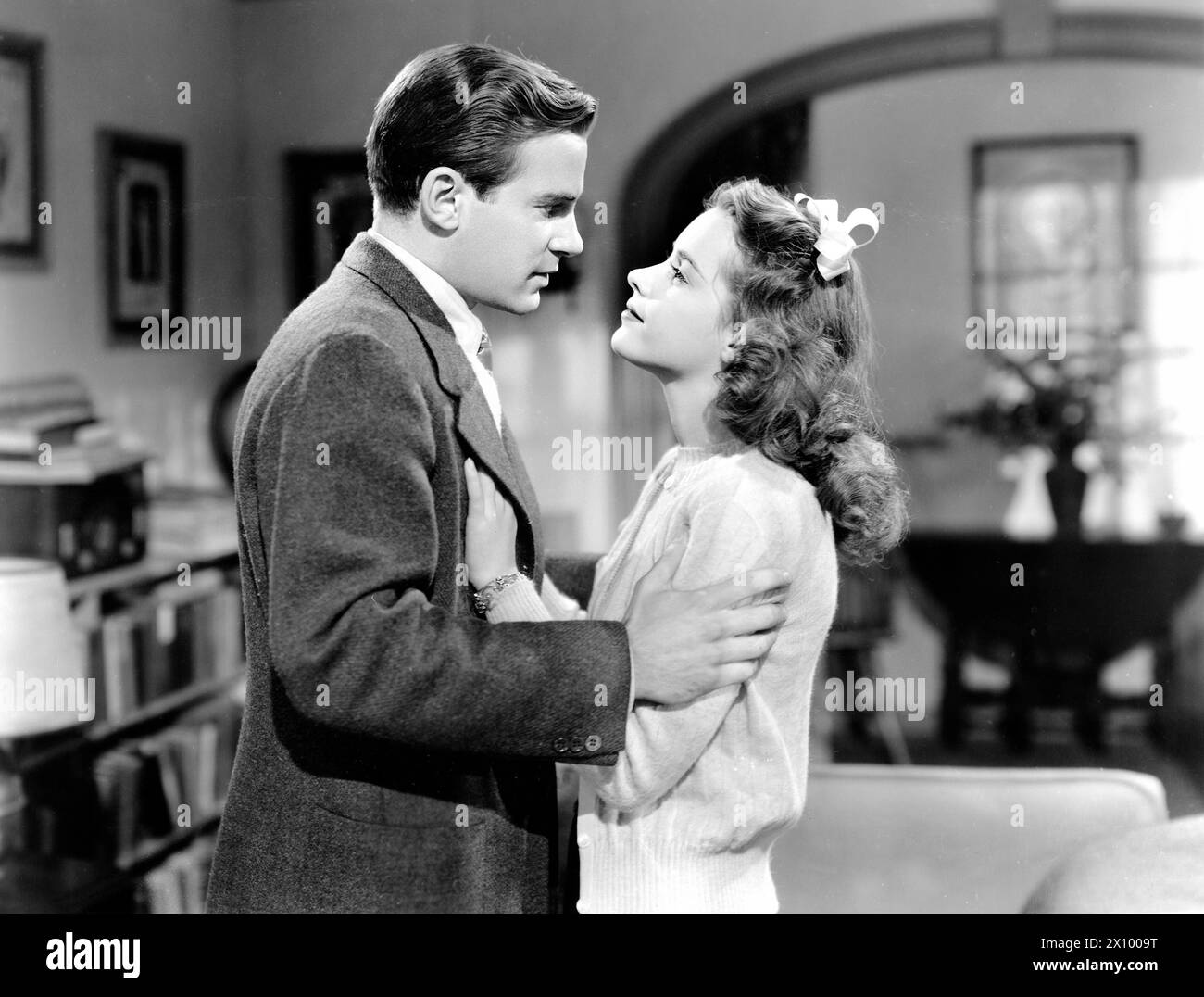 Richard Carlson, Susan Peters, on-set of the film, 'Young Ideas', MGM, 1943 Stock Photo
