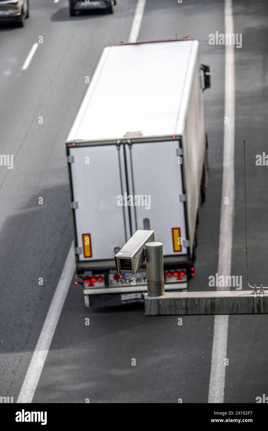 Verkehrskamera an der Autobahn A3, Verkehr auf 8 Spuren, überwacht den Verkehr auf dem temporär freigegebenen Standstreifen, bei Erkrath, NRW, Deutschland Autobahn A3 *** Traffic camera on the A3 highway, traffic on 8 lanes, monitors traffic on the temporarily open hard shoulder, near Erkrath, NRW, Germany A3 highway Stock Photo