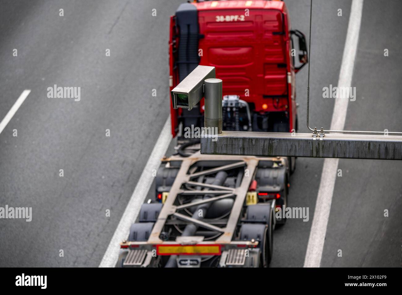 Verkehrskamera an der Autobahn A3, Verkehr auf 8 Spuren, überwacht den Verkehr auf dem temporär freigegebenen Standstreifen, bei Erkrath, NRW, Deutschland Autobahn A3 *** Traffic camera on the A3 highway, traffic on 8 lanes, monitors traffic on the temporarily open hard shoulder, near Erkrath, NRW, Germany A3 highway Stock Photo